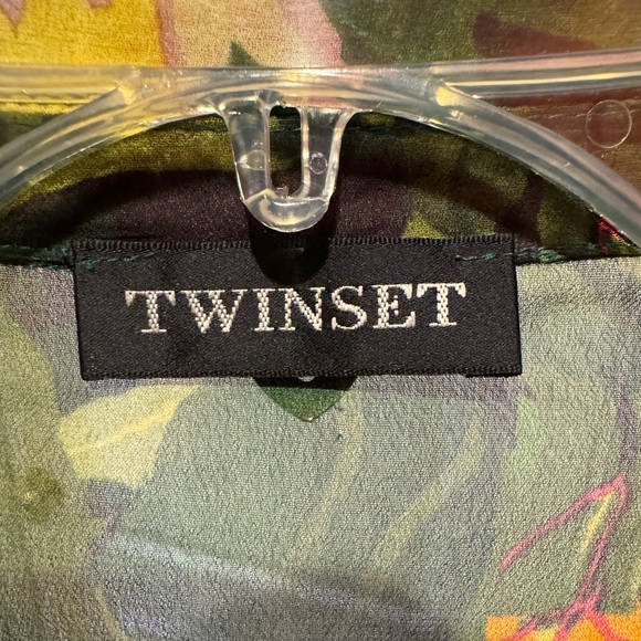 Floral collared button down blouse with flair! - Picture 5 of 5